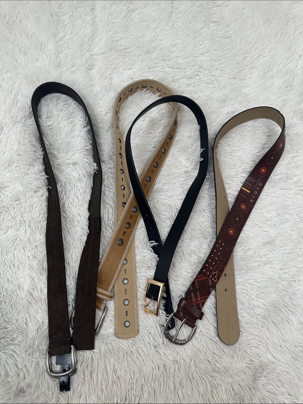 🦊 Bundle of 4 Woman’s Belts